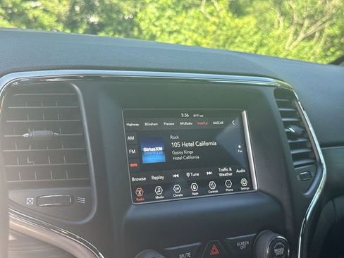 Used 2021 Jeep Grand Cherokee Laredo w/ Security & Convenience Group AWD/4WD image 16