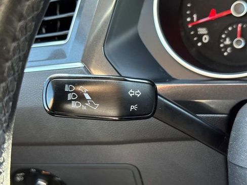 Used 2018 Volkswagen Tiguan SEL AWD/4WD image 27