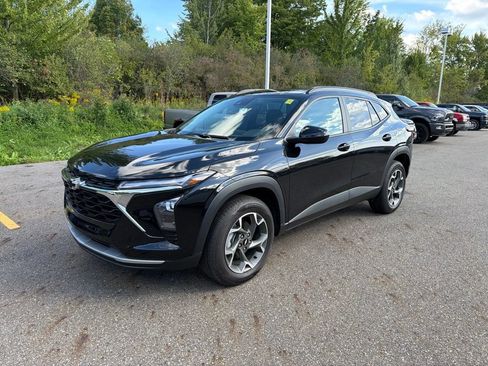 Used 2024 Chevrolet Trax LT w/ Sunroof Package FWD image 5