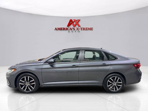Used 2025 Volkswagen Jetta SE FWD image 2