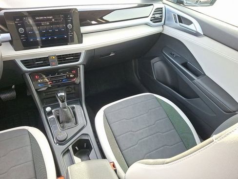 Certified 2025 Volkswagen Taos SE w/ Panoramic Sunroof Package image 15