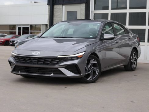 Used 2025 Hyundai Elantra SEL FWD image 3