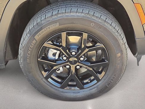 Used 2025 Jeep Grand Cherokee Altitude AWD/4WD image 10