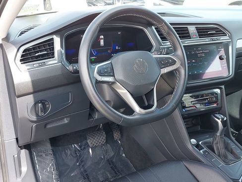 Used 2022 Volkswagen Tiguan SE image 18