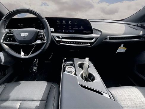 Used 2024 Cadillac Lyriq Luxury AWD/4WD image 7