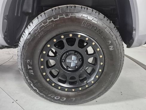 Certified 2019 Toyota Tacoma SR5 AWD/4WD image 11