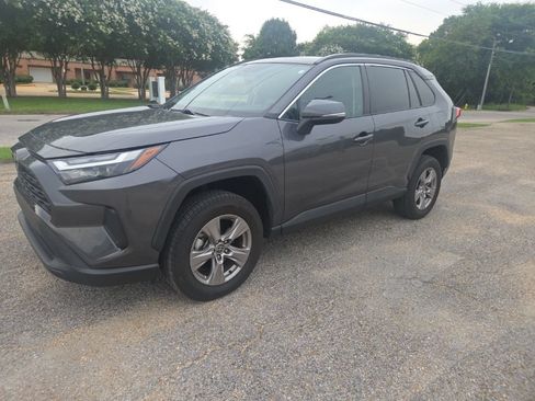 Used 2023 Toyota RAV4 XLE w/ Convenience Package FWD image 4