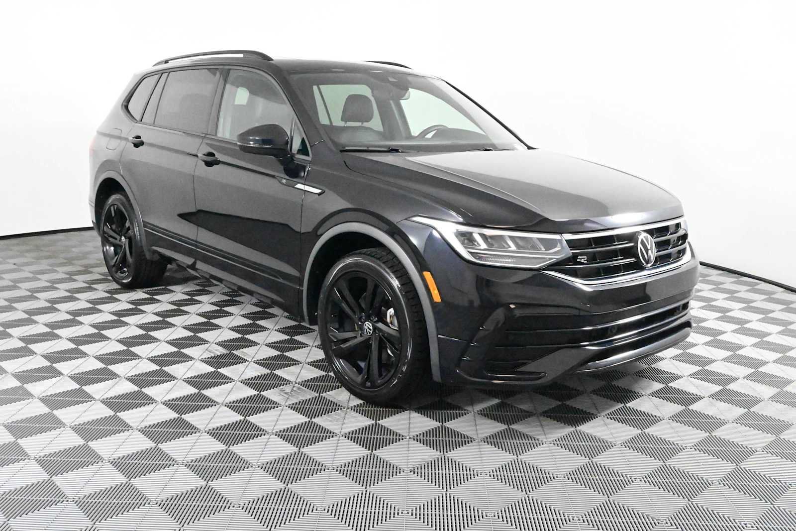 Certified 2023 Volkswagen Tiguan SE R-Line FWD image 1