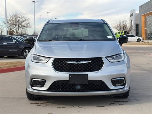 Used 2024 Chrysler Pacifica Touring-L image 2