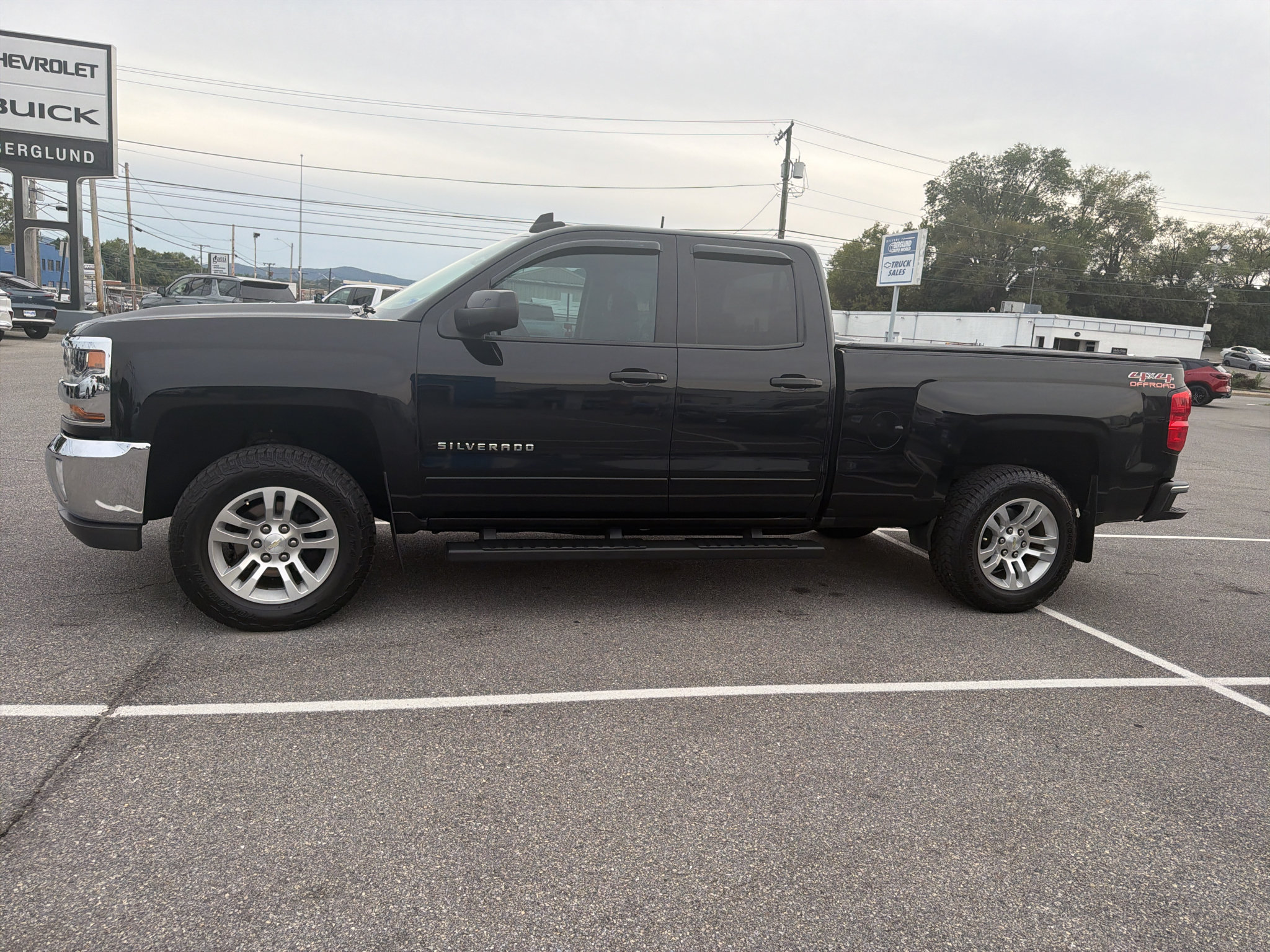 Used 2017 Chevrolet Silverado 1500 LT w/ All Star Edition AWD/4WD image 3
