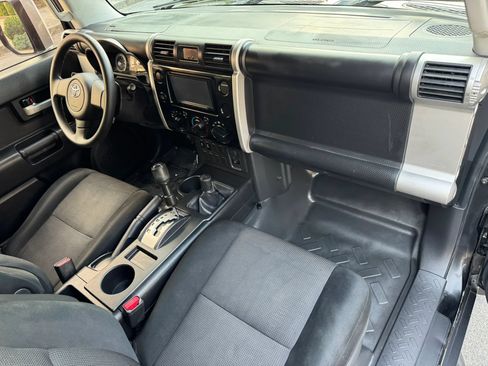 Used 2010 Toyota FJ Cruiser 4WD image 21