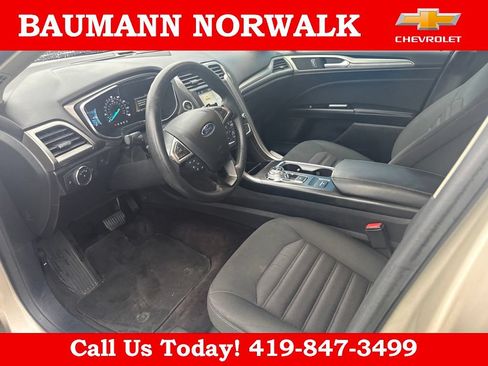 Used 2017 Ford Fusion SE w/ Fusion SE Technology Package FWD image 13