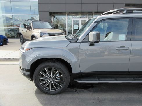 Used 2026 Lexus GX 550 w/ Accessory Package (31) image 2