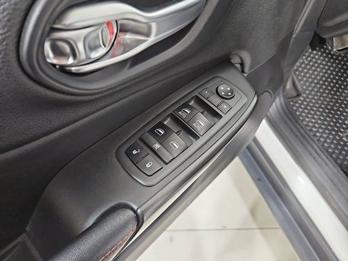 Used 2019 Jeep Cherokee Trailhawk image 12