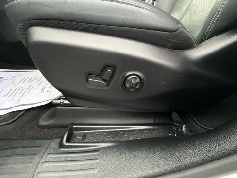 Used 2025 Chrysler Voyager LX image 18