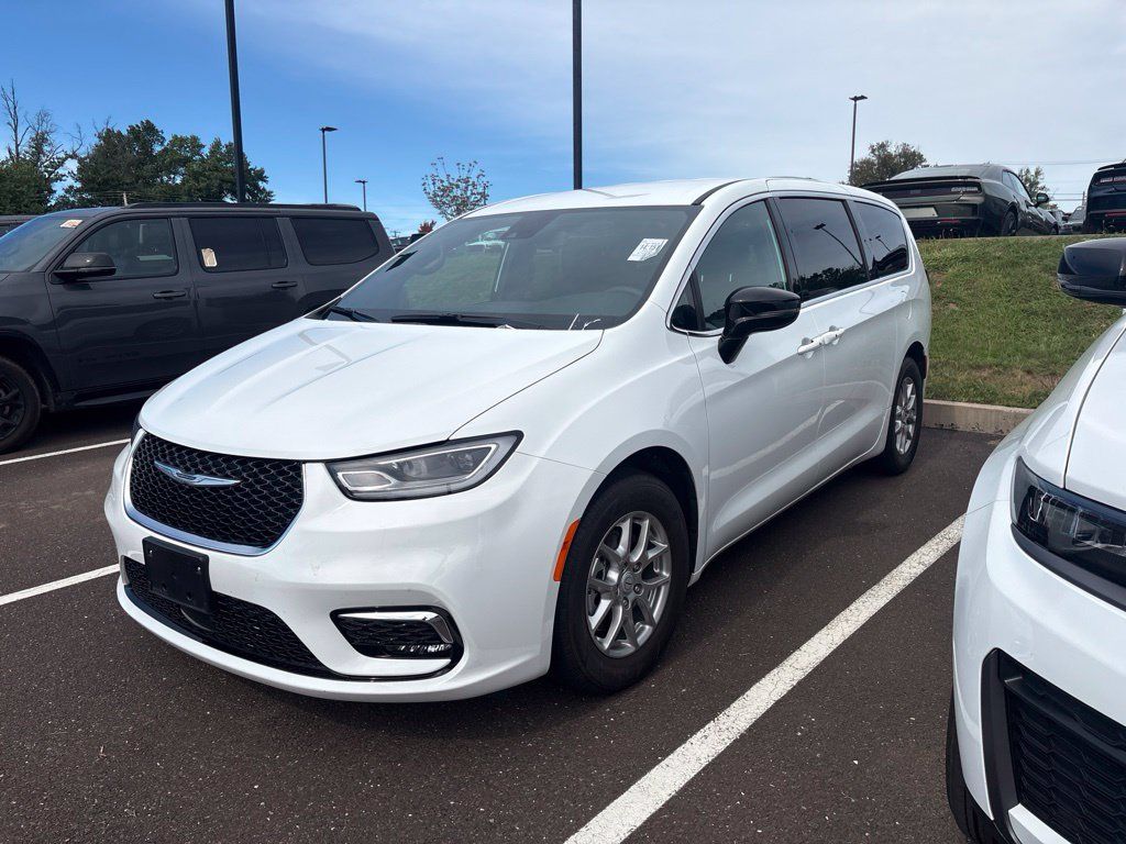 Used 2026 Chrysler Pacifica Select FWD image 4