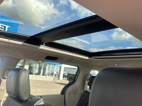 Used 2024 Chrysler Pacifica Limited image 21