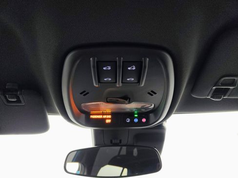 Used 2025 Chevrolet Trax RS w/ Sunroof Package image 36