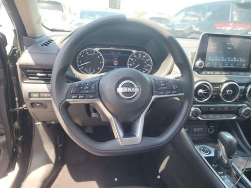 Used 2025 Nissan Sentra SV FWD image 5