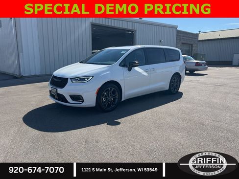 New 2026 Chrysler Pacifica Select image 2