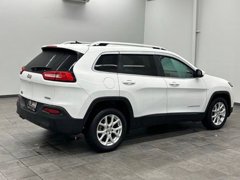 Used 2017 Jeep Cherokee Latitude FWD image 2
