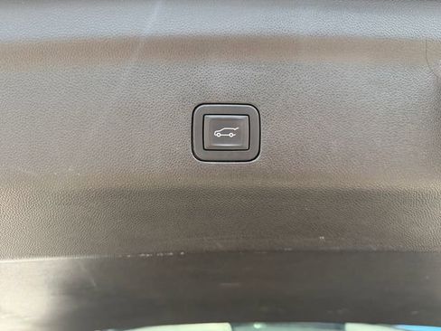 Used 2025 Chevrolet Suburban Z71 image 41