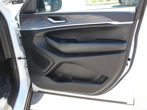 Used 2024 Jeep Grand Cherokee Limited w/ Black Appearance Package AWD/4WD image 34