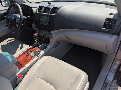 Used 2012 Toyota Highlander Limited w/ Tow Pkg FWD image 29