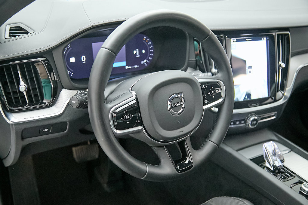 Certified 2025 Volvo S60 B5 Ultra AWD/4WD image 13