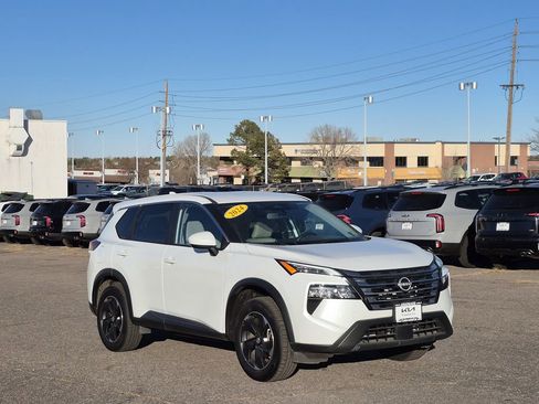 Used 2024 Nissan Rogue SV image 2