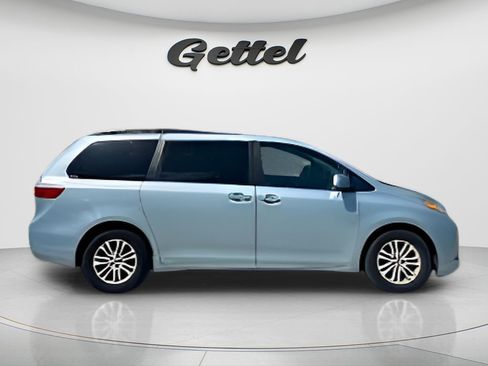 Used 2017 Toyota Sienna XLE w/ XLE Navigation Package FWD image 3