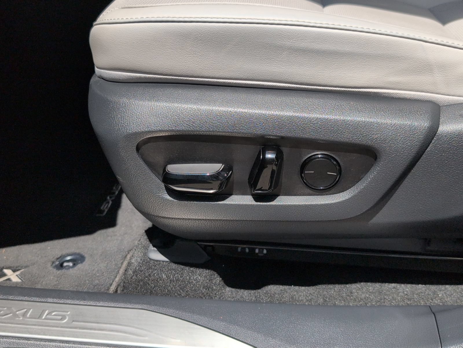 Used 2024 Lexus RX 350 Premium w/ Accessory Package (Z1) FWD image 5