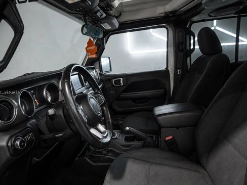 Used 2019 Jeep Wrangler Unlimited Sahara AWD/4WD image 3