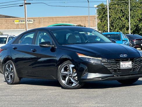 Used 2023 Hyundai Elantra Limited w/ Preferred Accessory Package FWD image 2