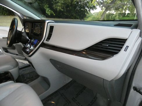 Used 2015 Toyota Sienna XLE image 30