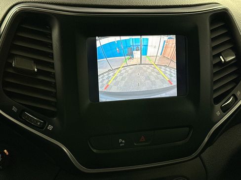 Used 2019 Jeep Cherokee Latitude Plus w/ Comfort/Convenience Group image 23