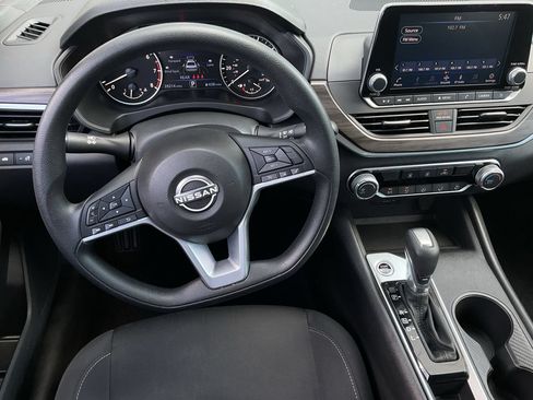 Used 2025 Nissan Altima 2.5 SV FWD image 11