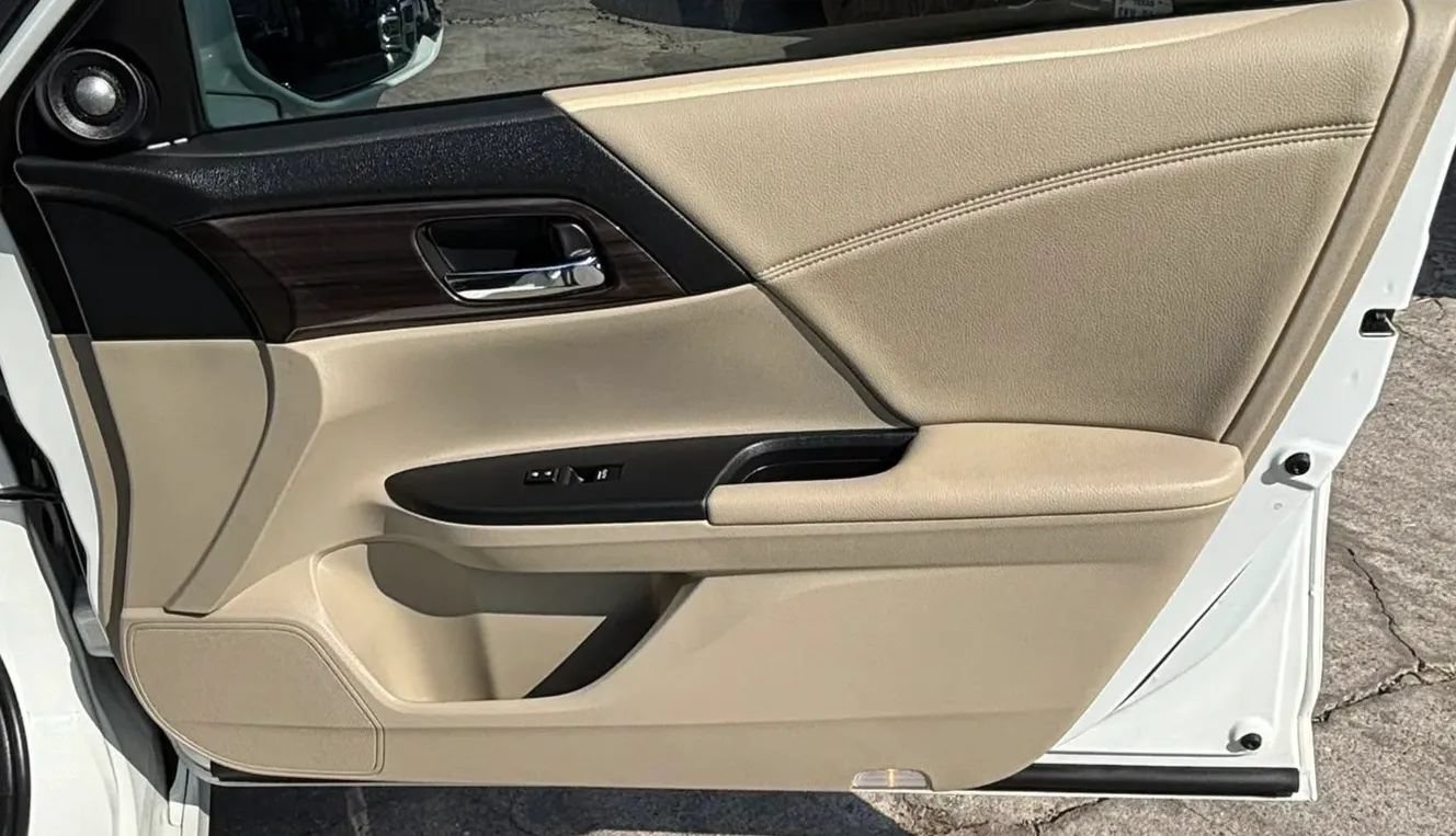 Used 2017 Honda Accord Touring image 18