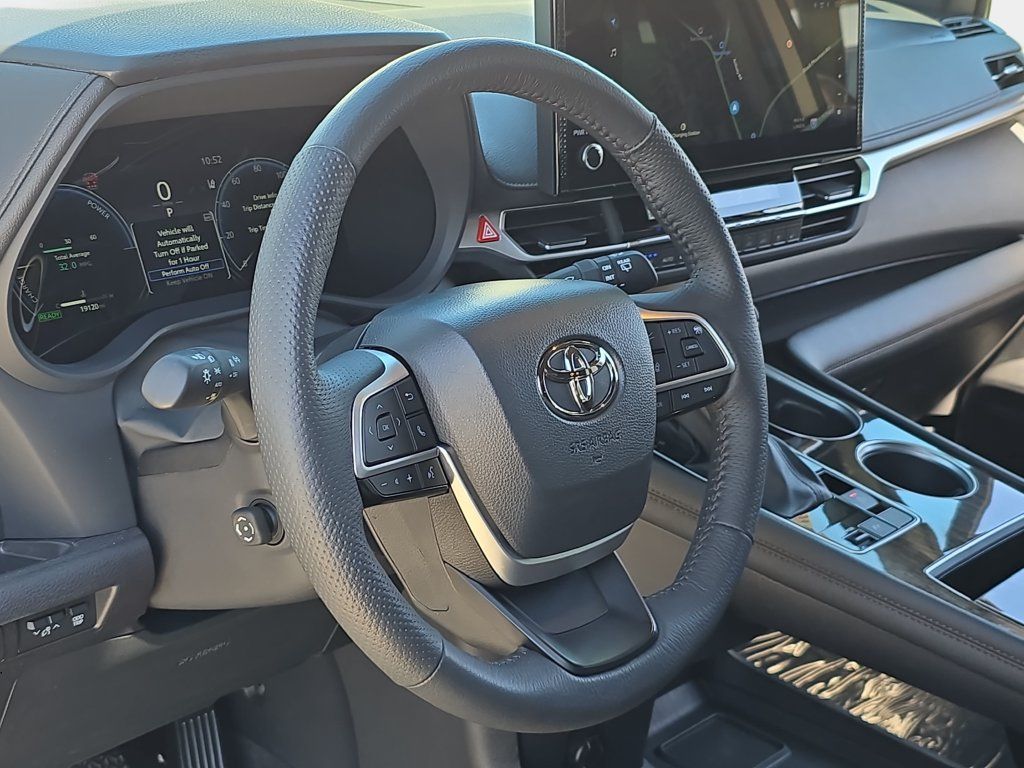 Used 2025 Toyota Sienna Platinum AWD/4WD image 19