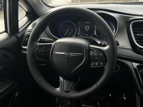 Used 2024 Chrysler Pacifica Limited w/ S Appearance Package image 11