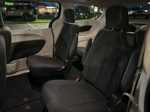 Used 2021 Chrysler Pacifica Touring image 10