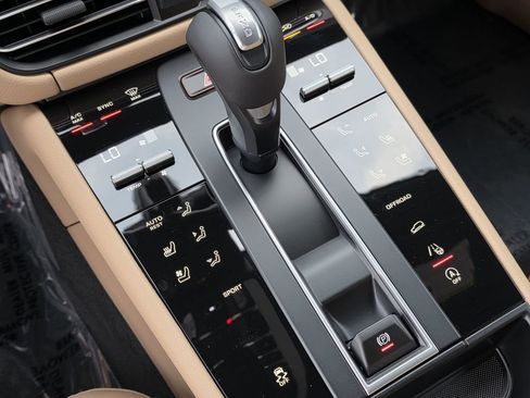 Used 2026 Porsche Macan AWD/4WD image 36