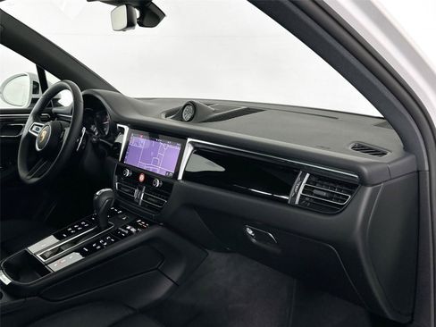 Certified 2025 Porsche Macan AWD/4WD image 31