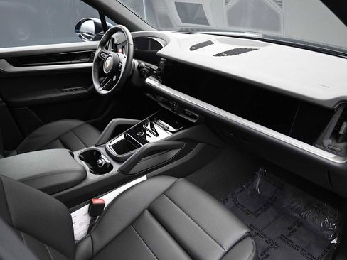 Certified 2025 Porsche Cayenne AWD/4WD image 23