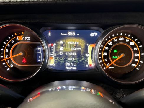 Used 2019 Jeep Wrangler Unlimited Sahara w/ Dual Top Group AWD/4WD image 11