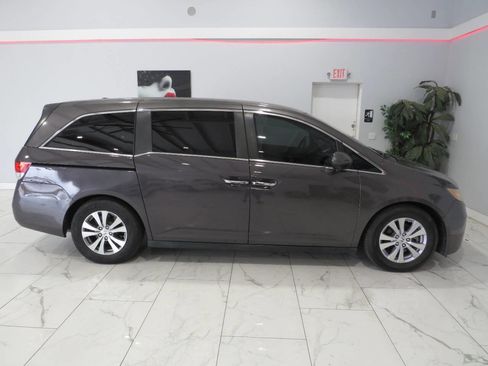 Used 2016 Honda Odyssey SE image 2