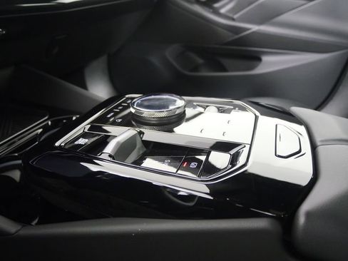 Certified 2025 BMW 530i image 28