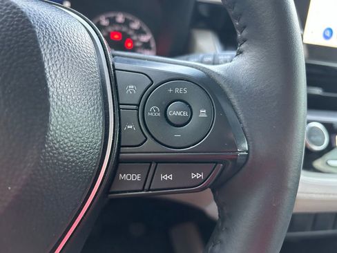 Used 2025 Toyota Corolla Cross LE FWD image 19