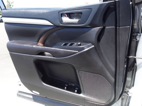 Used 2019 Toyota Highlander XLE AWD/4WD image 19