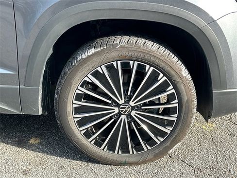 Used 2025 Volkswagen Taos SE image 12